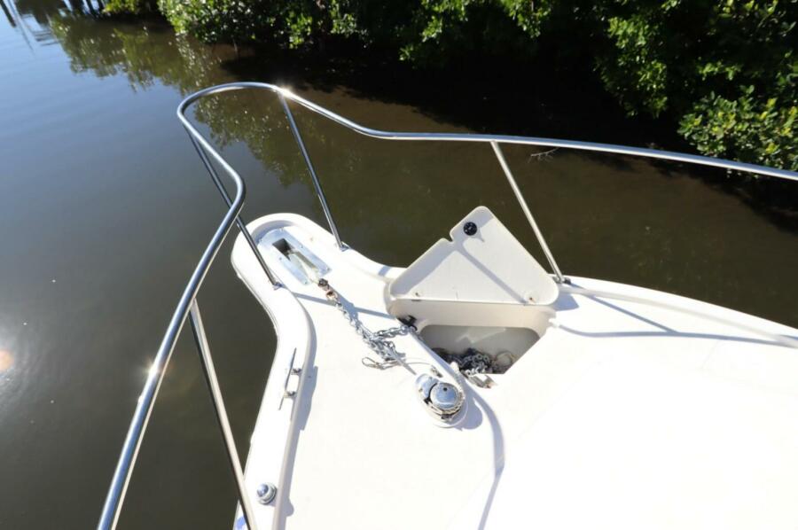 30' 2000 Pursuit 3000 Express