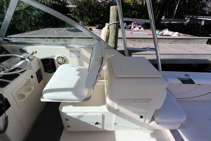 30' 2000 Pursuit 3000 Express