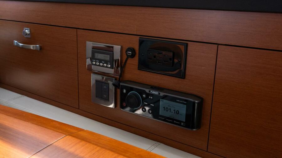 36' 2018 Jeanneau NC 11