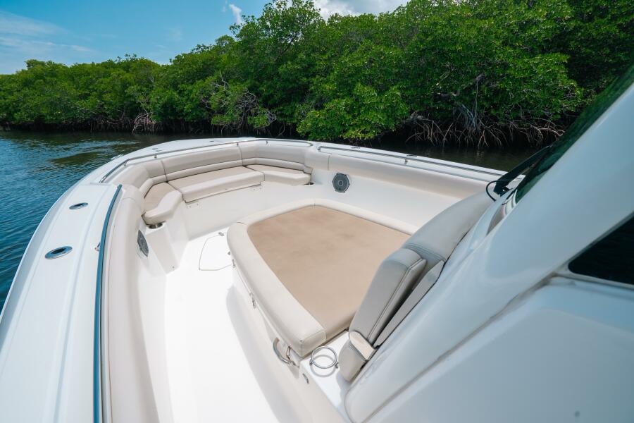 33' 2019 Center Console 330 Outrage