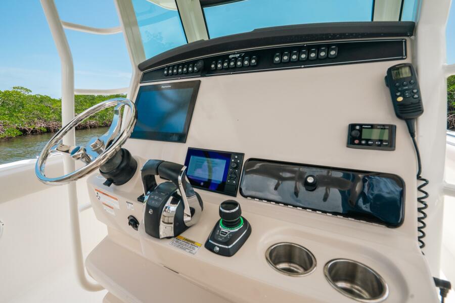 33' 2019 Center Console 330 Outrage