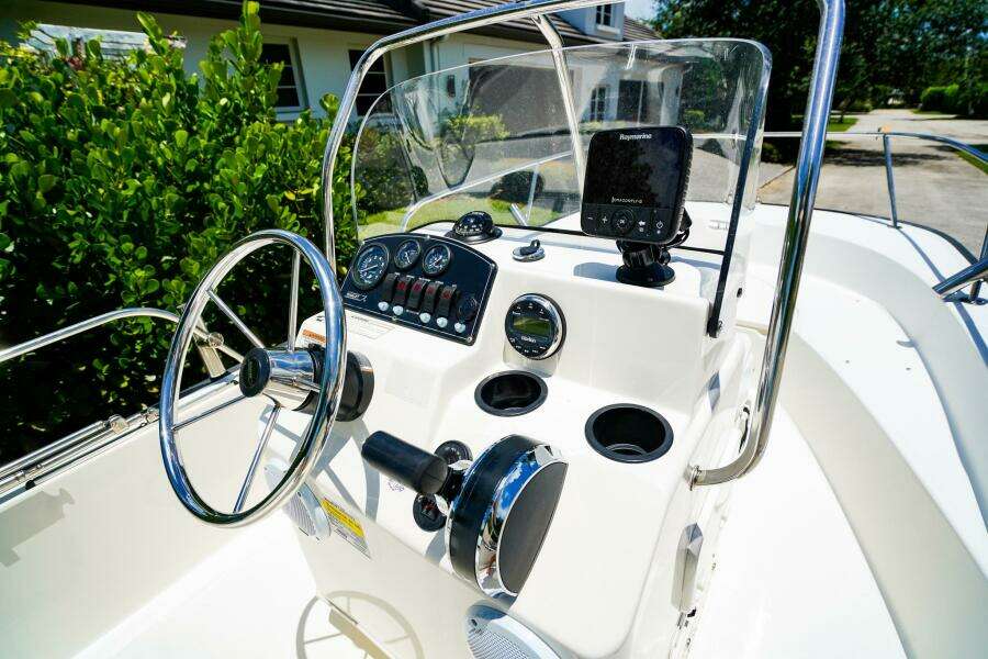 17ft Boston Whaler Yacht For Sale