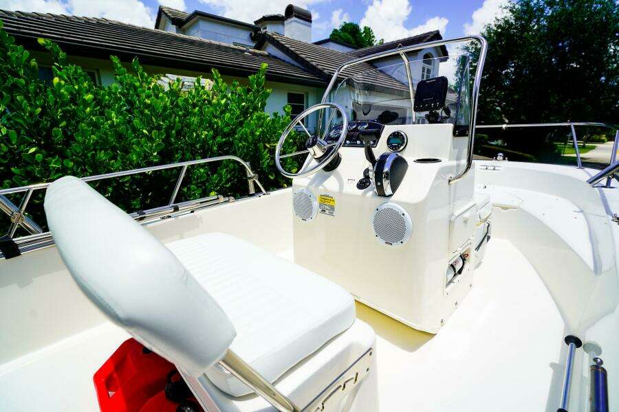 17ft Boston Whaler Yacht For Sale
