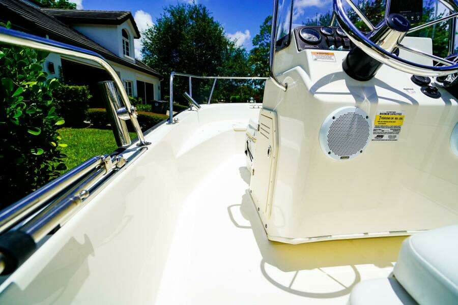 17ft Boston Whaler Yacht For Sale