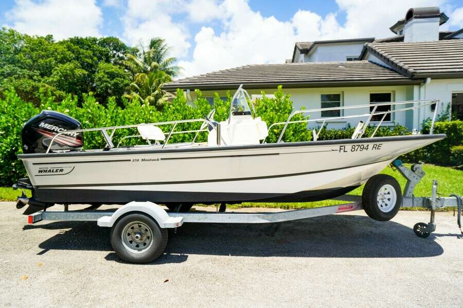 17ft Boston Whaler Yacht For Sale