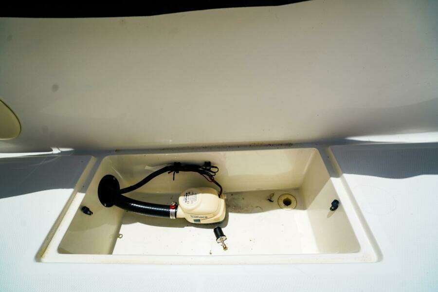 17ft Boston Whaler Yacht For Sale