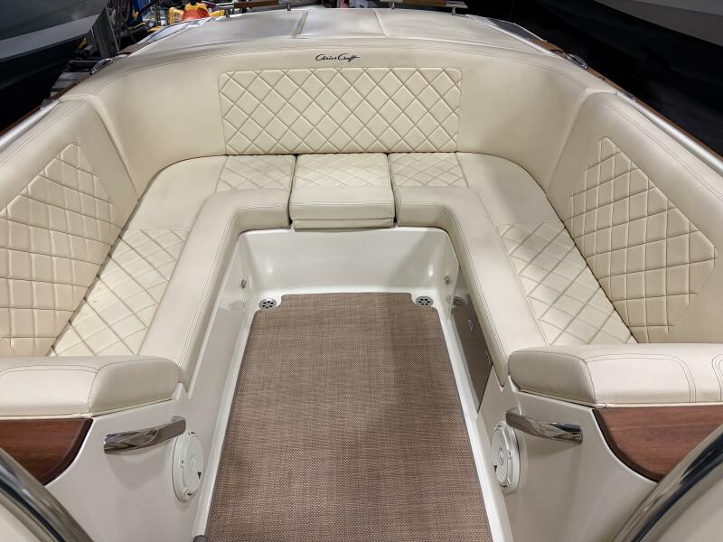 28' 2020 Chris-Craft 