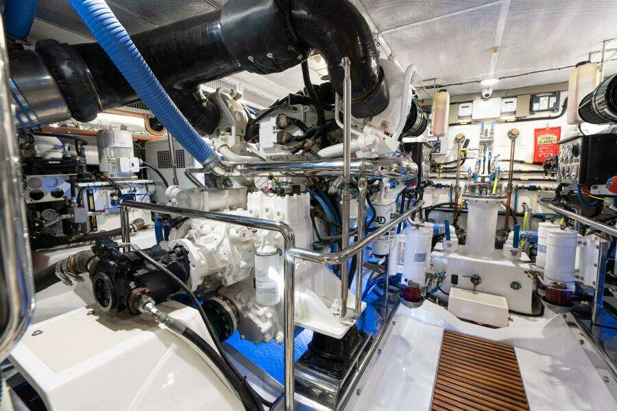 Marlow 72 GRIFFIN - Engine Room