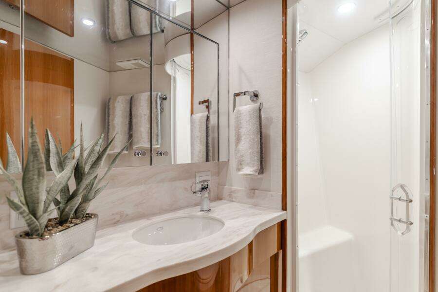 UNA VIDA  64ft Hatteras Yacht For Sale