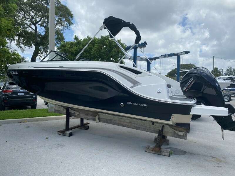22ft Bayliner Yacht For Sale