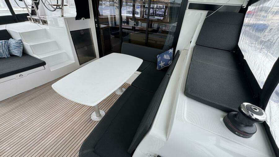 Aft Cockpit Seating & Dining