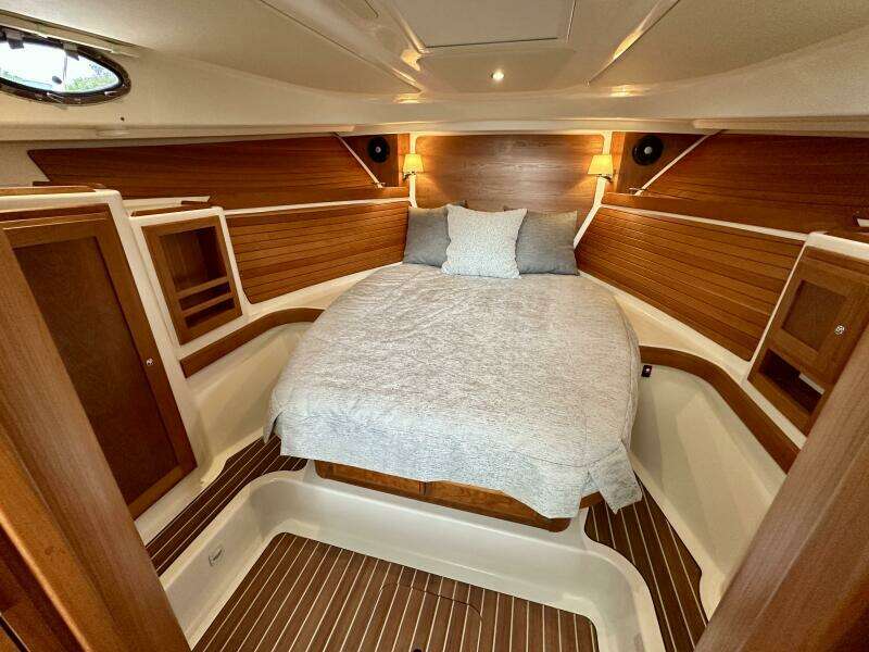 Back Cove 34 SHE'S A LADY - Interior