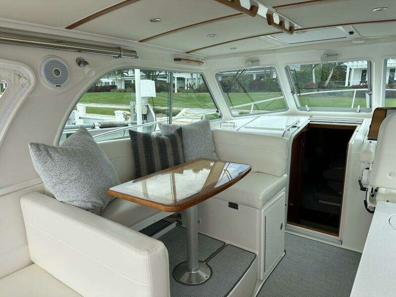 Back Cove 34 SHE'S A LADY - Cockpit