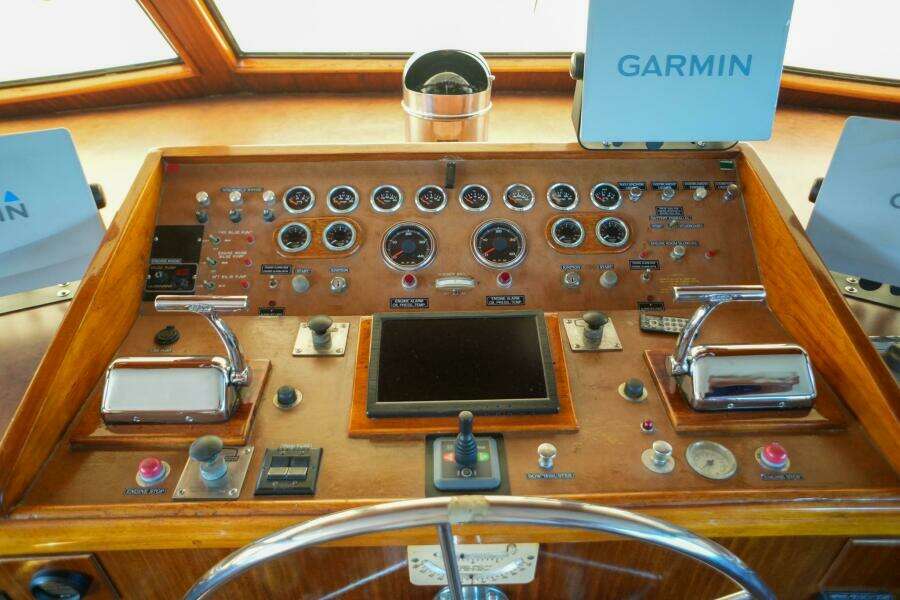 Summertime Lady 70ft Hatteras Yacht For Sale