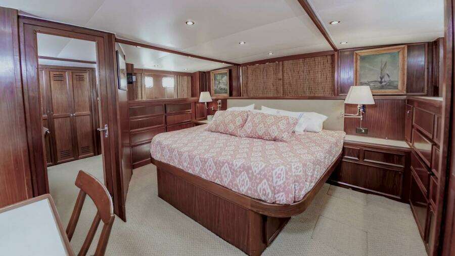 Summertime Lady 70ft Hatteras Yacht For Sale