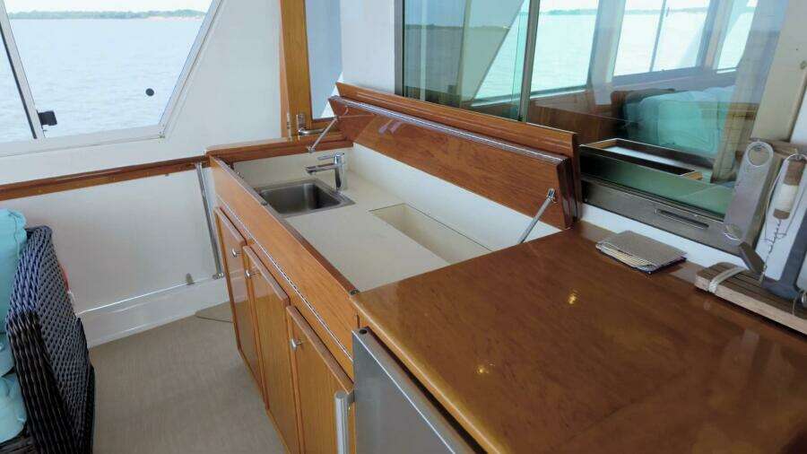 Summertime Lady 70ft Hatteras Yacht For Sale