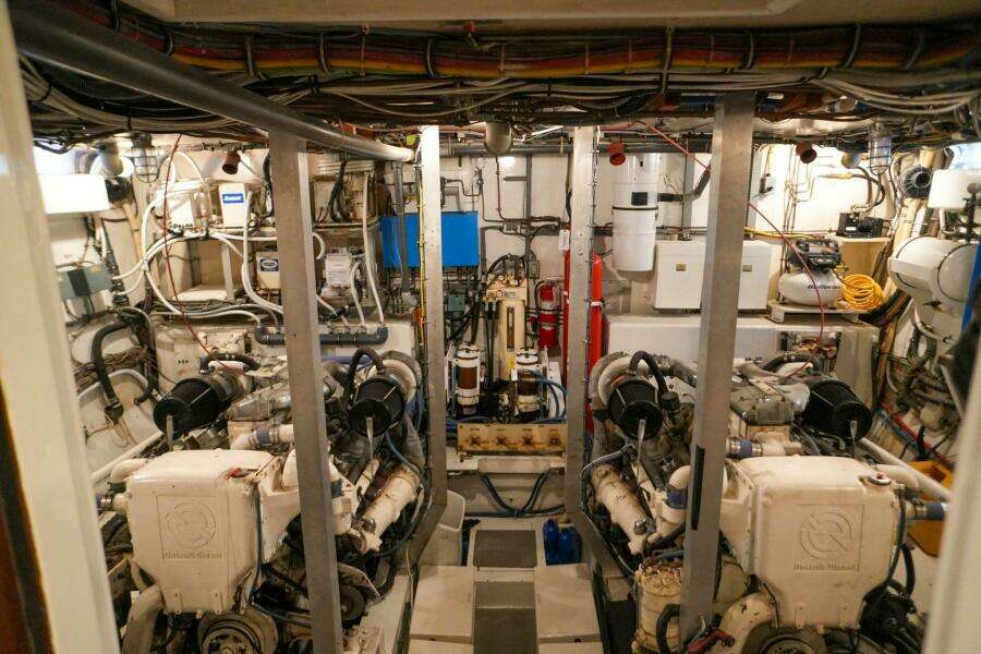 Summertime Lady 70ft Hatteras Yacht For Sale