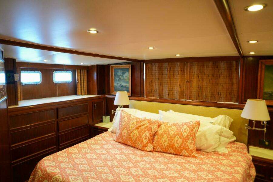 Summertime Lady 70ft Hatteras Yacht For Sale