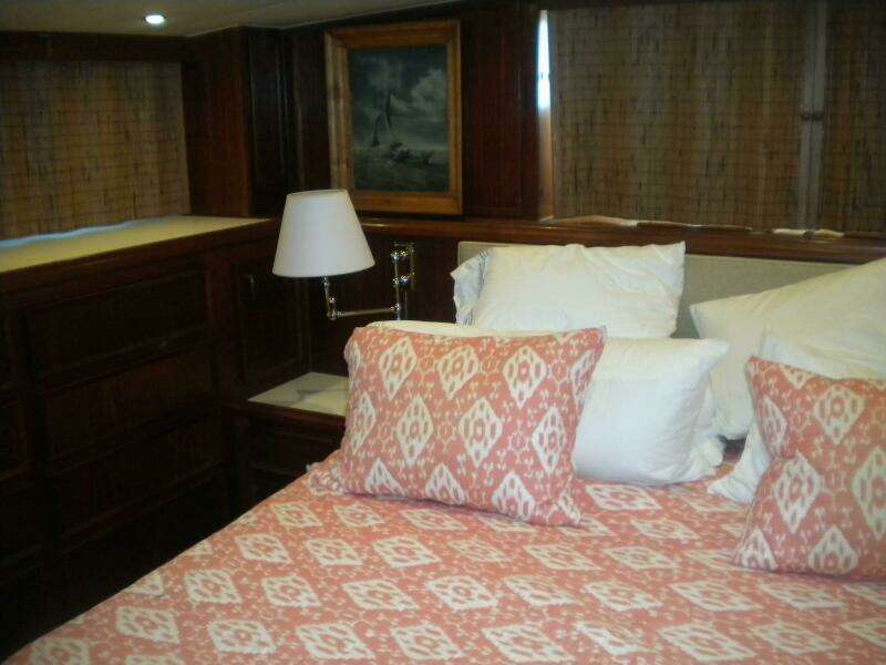 Summertime Lady 70ft Hatteras Yacht For Sale