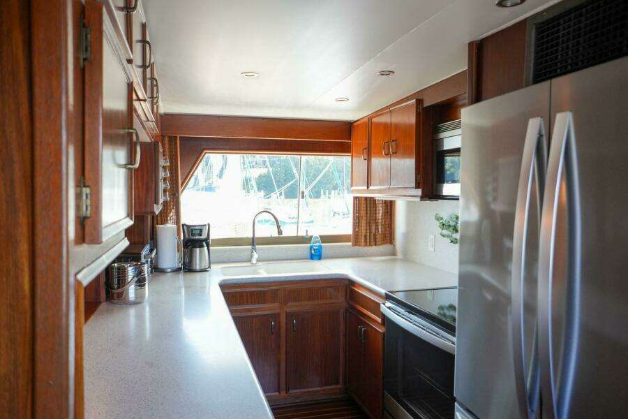 Summertime Lady 70ft Hatteras Yacht For Sale