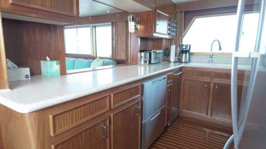 Summertime Lady 70ft Hatteras Yacht For Sale