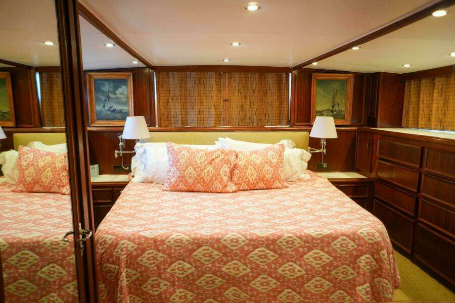 Summertime Lady 70ft Hatteras Yacht For Sale