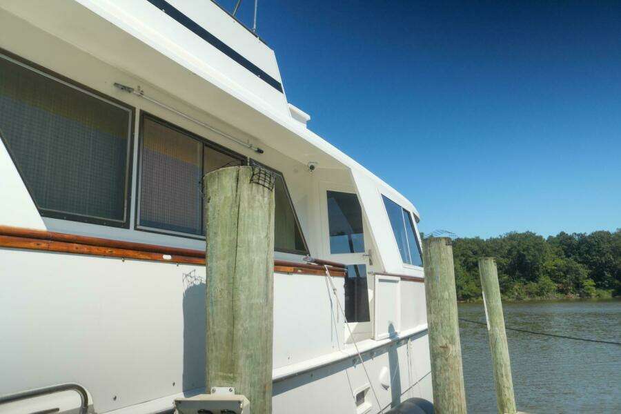 Summertime Lady 70ft Hatteras Yacht For Sale