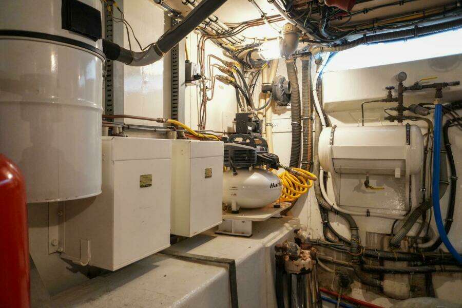 Summertime Lady 70ft Hatteras Yacht For Sale