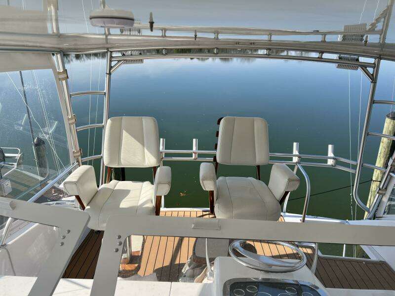 Viking 55 DOUBLE NICKEL - Fly Bridge Helm