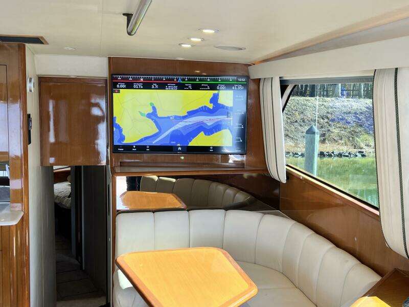 Viking 55 DOUBLE NICKEL - Salon/Galley Dinette