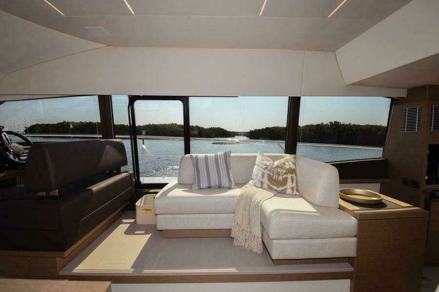 2023 52 Prestige Flybridge - Salon