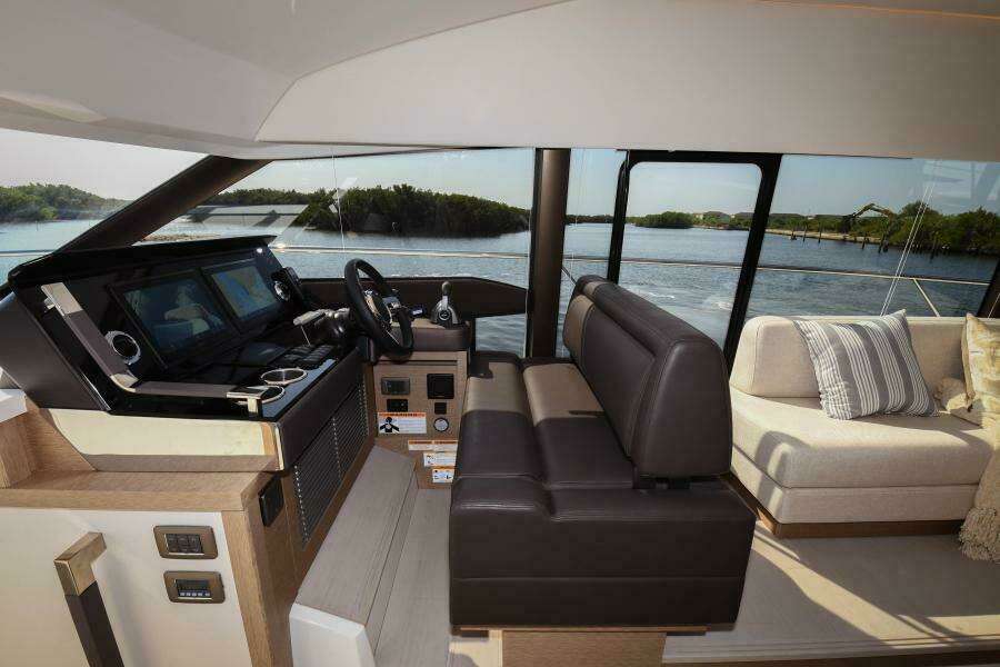 2023 52 Prestige Flybridge - Helm