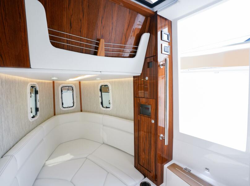 42' 2023 HCB 42 Lujo