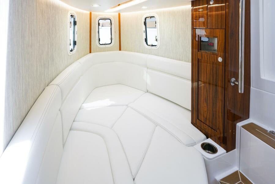 42' 2023 HCB 42 Lujo