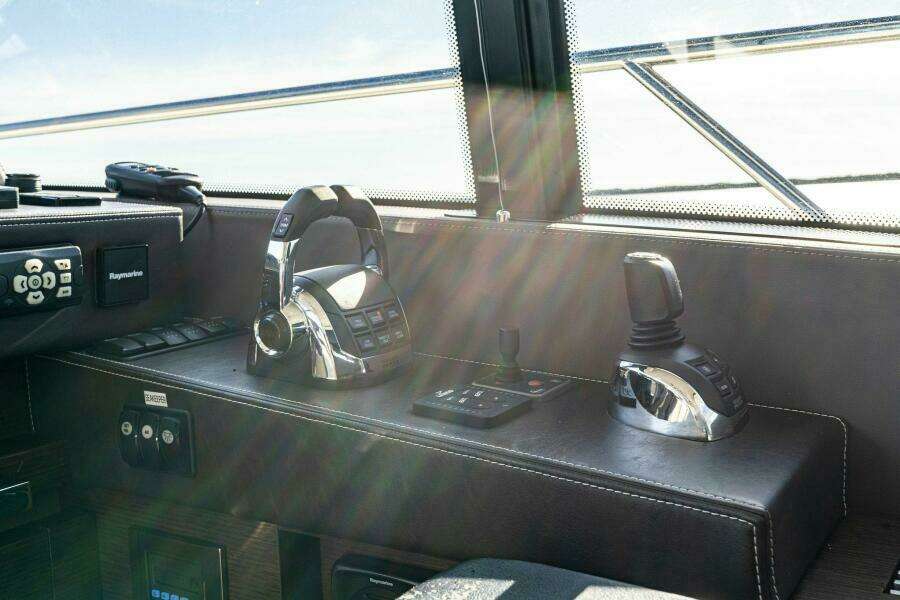 2019 63 Prestige Flybridge - RT Time - Helm Throttle