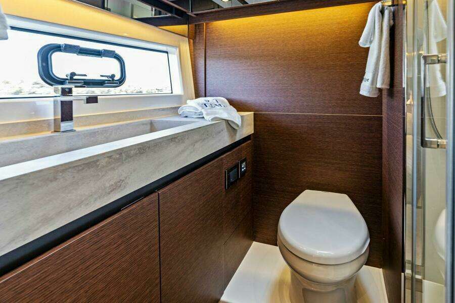 2019 63 Prestige Flybridge - RT Time - Guest Stateroom Head