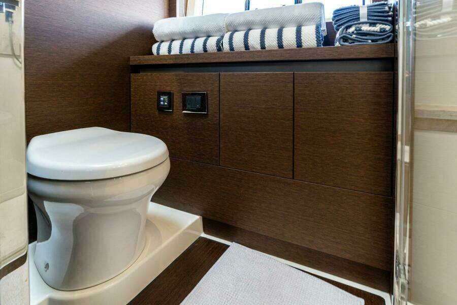 2019 63 Prestige Flybridge - RT Time - VIP Stateroom Head