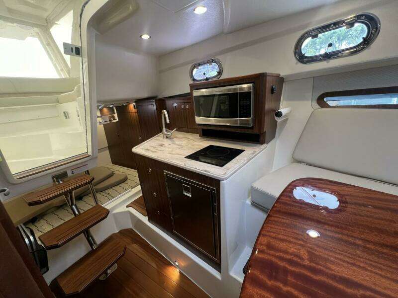 Pursuit 34 AUDACIOUS - Interior