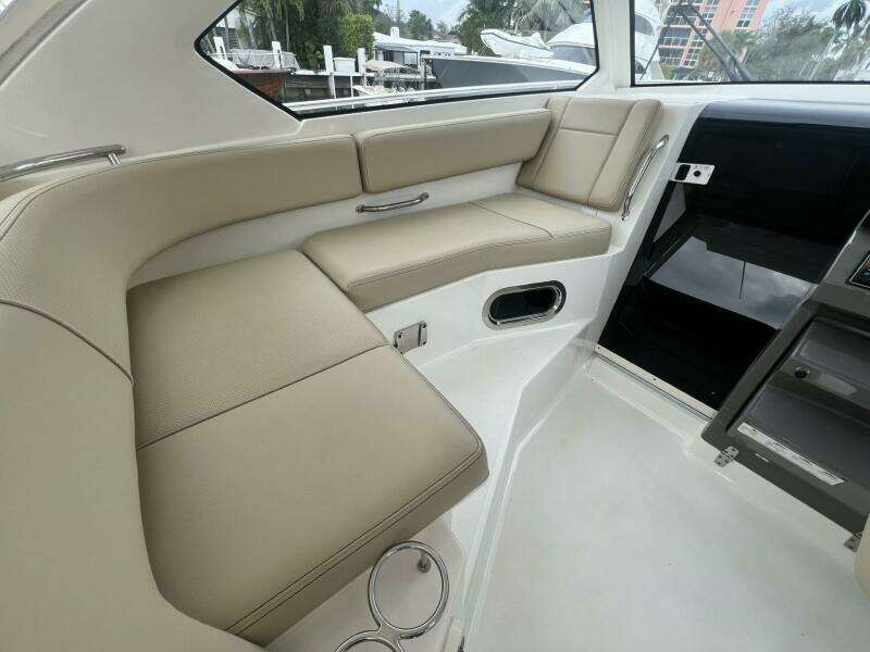 Pursuit 34 AUDACIOUS - Helm Seating 