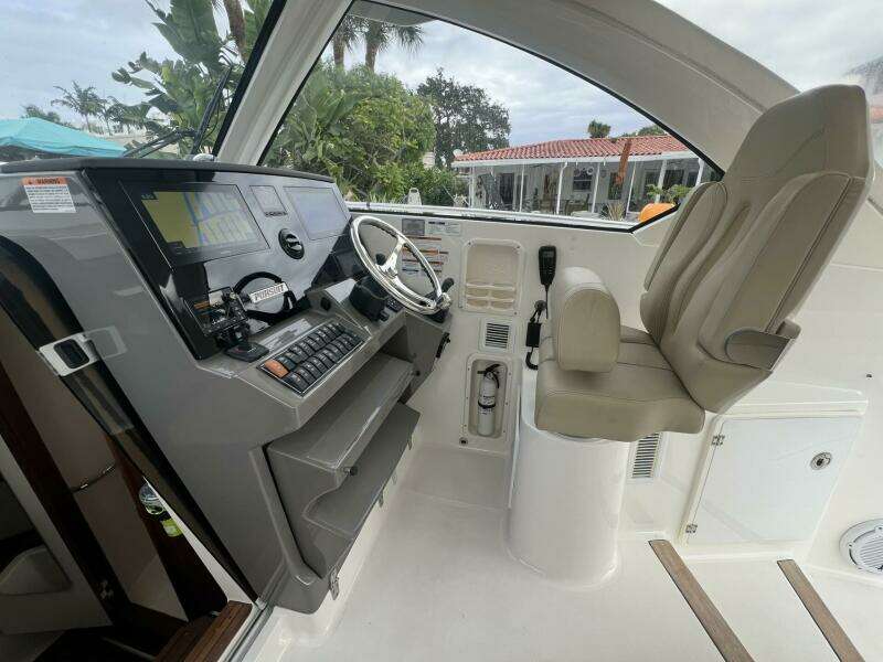 Pursuit 34 AUDACIOUS - Helm