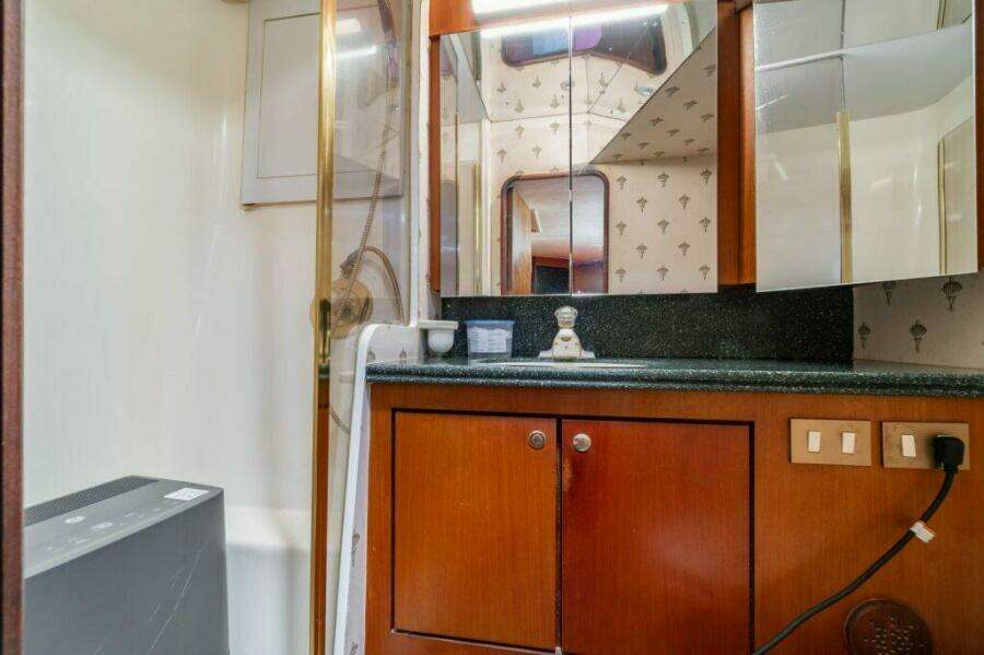 Ocean Yachts 56 TUNAR - Master Stateroom Ensuite Head