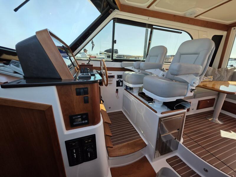 37' 2022 Back Cove 372