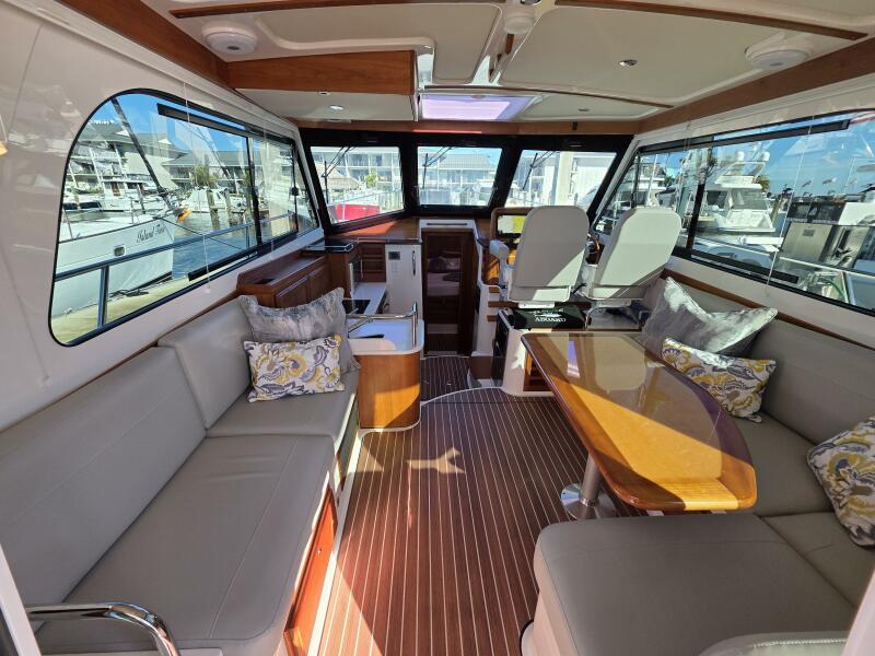 37' 2022 Back Cove 372