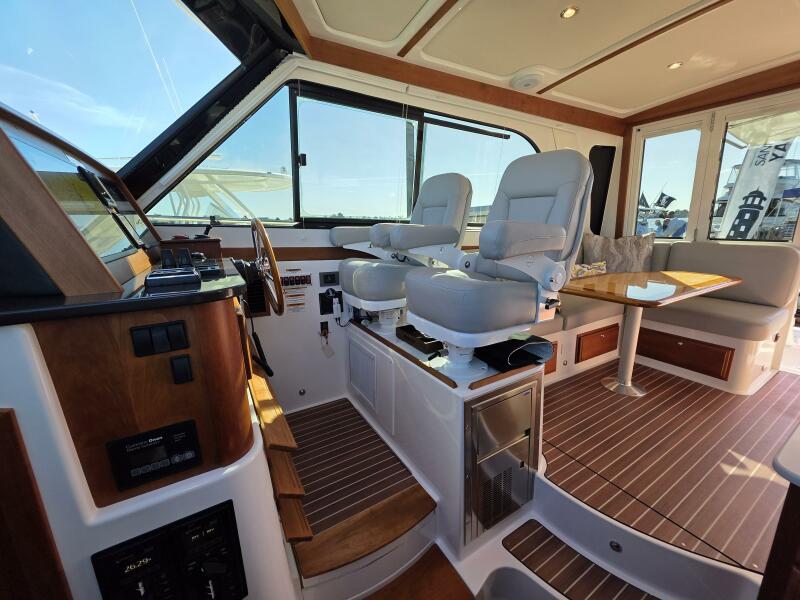 37' 2022 Back Cove 372