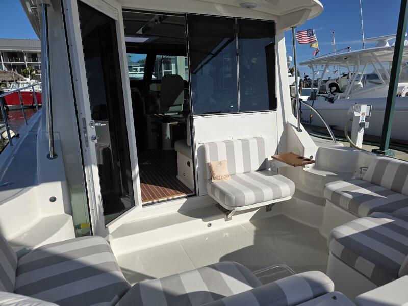 37' 2022 Back Cove 372