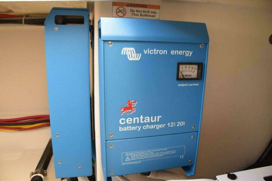 Victron Energy Centaur Battery Charger 12v20amp For Engine Start Batteries