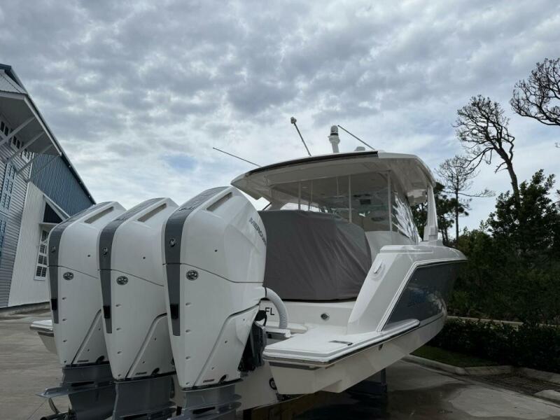38' 2024 Tiara Yachts 38 LS