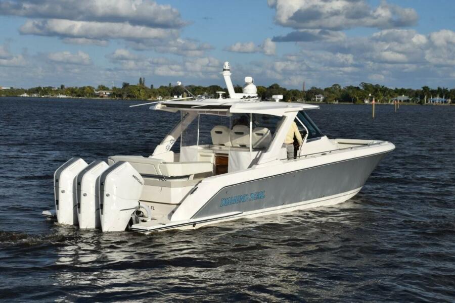 38' 2024 Tiara Yachts 38 LS