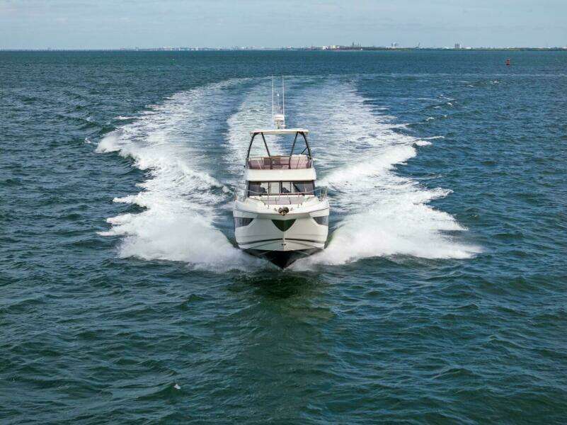 2024 42 Prestige Flybridge - Profile
