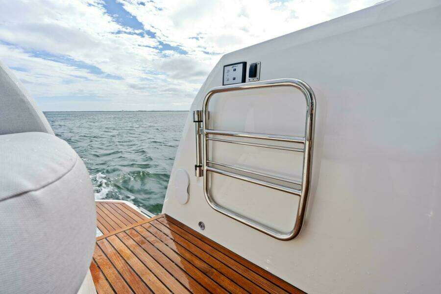 2024 42 Prestige Flybridge - Transom